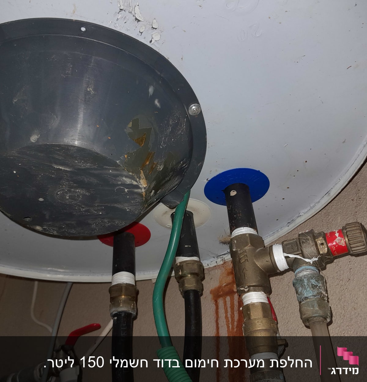 חלק תחתון של דוד שמש עם צינורות ושסתומים